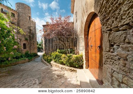 สวนฤดูร้อนในเมือง Peratallada สเปนยุคกลาง