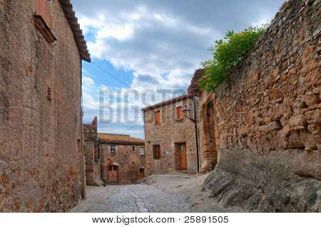 ถนน cobbled ใน Peratallada ประเทศสเปน