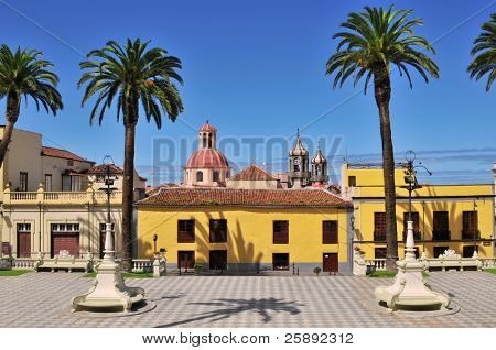 Plaza de colorido con las palmas en La Orotava