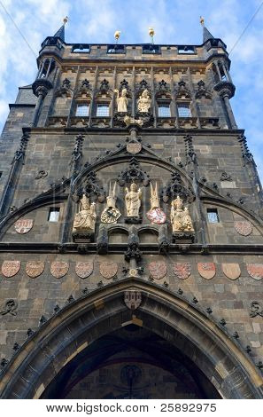 Staroměstskou Mosteckou věž na jednom konci Karlova mostu, Vltavě, Praha.