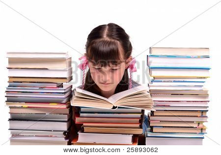 สาวน้อยอ่านหนังสือนั่งอยู่ท่ามกลางกองหนังสือที่แยกต่างหากบนพื้นหลังสีขาว