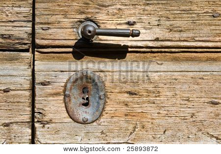 Vecchio door handle arrugginito e keyhole, Italia