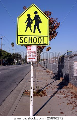 Escola amarela cruzando sinal nenhum estacionamento qualquer sinal de tempo conectado