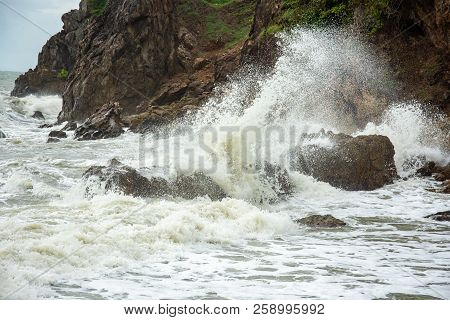 White Sea Waves Hit The Rocks Nateral Seascape