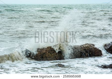 White Sea Waves Hit The Rocks Nateral Seascape