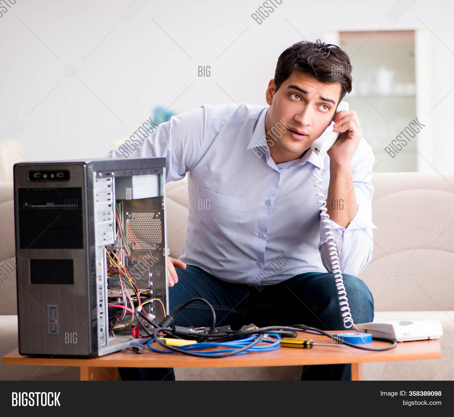 вирус ваш компьютер заблокирован. восстановление ваш компьютер необходимо. восстановление ваш компьютер необходимо. ребенок ремонтирует компьютер. сборка компьютера мастер.