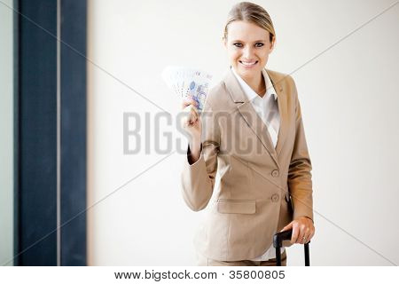 南アフリカ共和国の金を握る若い女性ビジネス ・ トラベラー