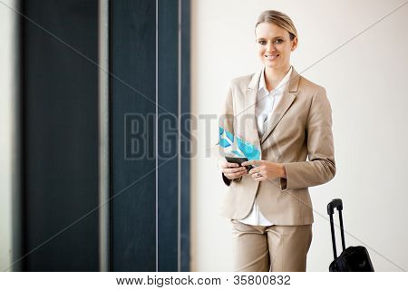 女性のビジネス旅行者の空港で待っています。