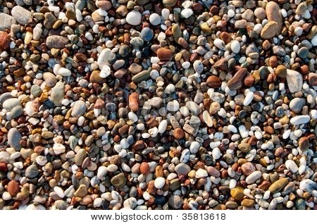 nasse Pebblestone Hintergrund am Ufer des Meeres