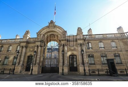 View Of Entrance Gate Of The Elysee Palace From The Rue Du Faubourg Saint-honore . Elysee Palace - O