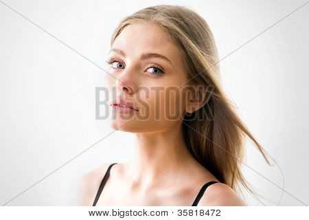 Bella donna semi-vestita con magnifici capelli