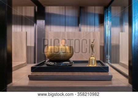 Vingtage Brass Bowl And Hand Ring Bell In The Square Wood Shelf.