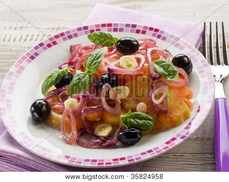 salat med ox hjerte tomater, løg oliven og hvidløg