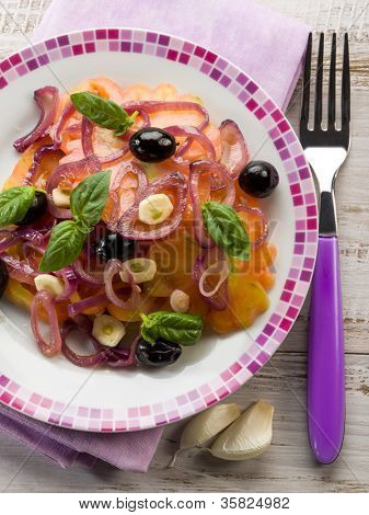 salat med ox hjerte tomater, løg oliven og hvidløg