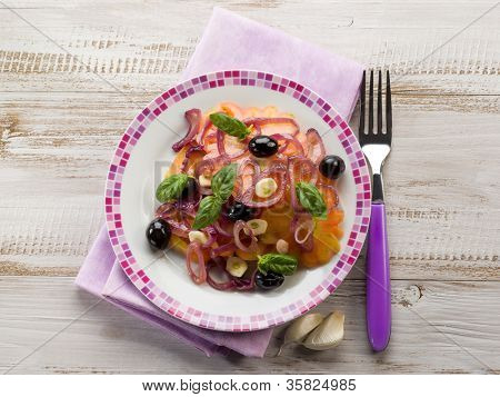 salat med ox hjerte tomater, løg oliven og hvidløg