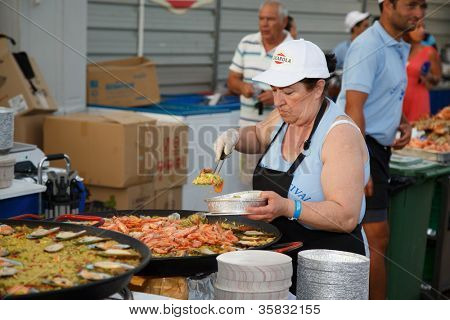 OLHAO โปรตุเกส - 9 aug: คนอาหารทะเลที่ทะเลเหตุการณ์เมื่อ 9 สิงหาคม 2012 ใน Olhao, Portug