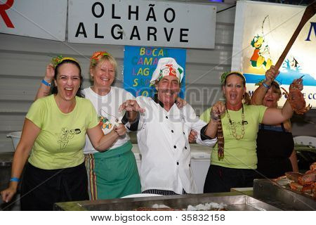 OLHAO โปรตุเกส - 9 aug: คนอาหารทะเลที่ทะเลเหตุการณ์เมื่อ 9 สิงหาคม 2012 ใน Olhao, Portug