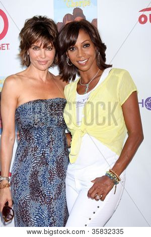 LOS ANGELES - 12 aug: Lisa Rinna ฮอลลี่โรบินสัน Peete มาถึงที่ 3 ประจำปีของฉันพี่ชายชา
