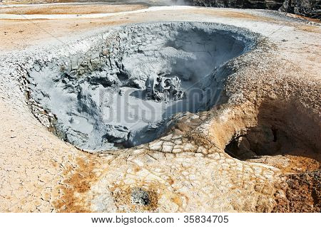 Mudpot dans la zone géothermique Hverir, Islande. Les environs de la boue bouillante sont multicolore et c