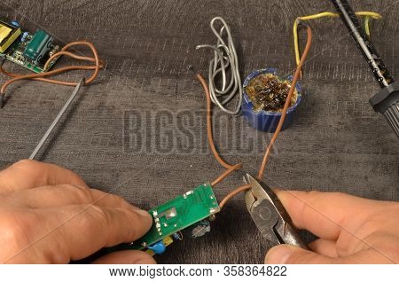 Preparation For Soldering A Transformer To Reduce Voltage