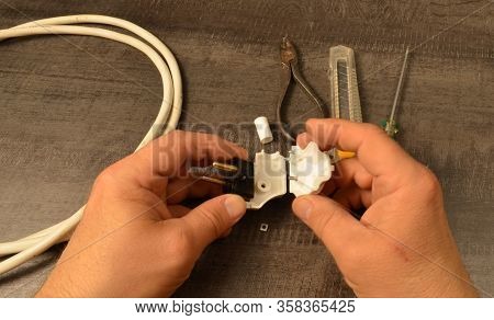 Disassembly Of The Electrical Plug With Ground For Connection To The Wire