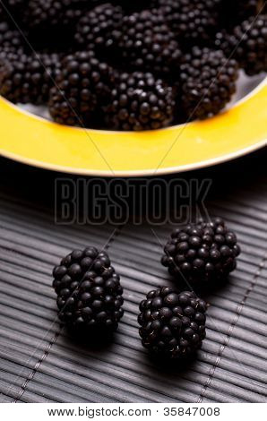 黑色背景上的黑莓