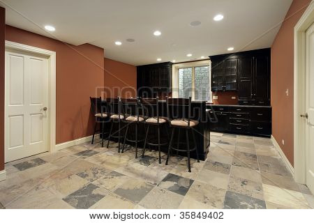 Bar v suterénu luxusních domů s tmavě dřeva truhlářství