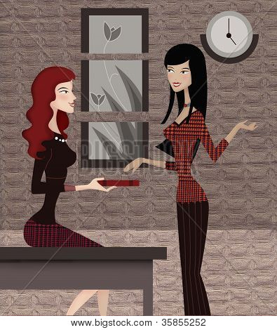一个女人坐在桌子上的东西交给她的同事聊天时的侧面图