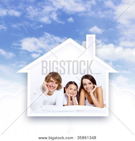 Ung familie med en datter og hus