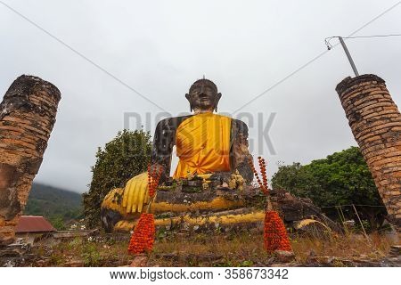 Ancient Big Buddha Ruin of Wat Pia Wat (16th century) Remaining from the war in Meuang Khoun Xieng K