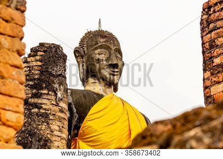 Ancient Big Buddha Ruin Of Wat Pia Wat (16th Century) Remaining From The War In Meuang Khoun Xieng K