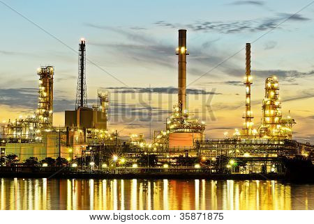 Нефтеперерабатывающий завод в сумерках