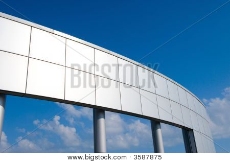 Duży kawałek metalu architektury na błękitne niebo
