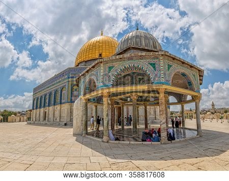 Jerusalem, Israel - May 23, 2016: Women Talking In The Shade Of The Dome Of The Chain On East Side O