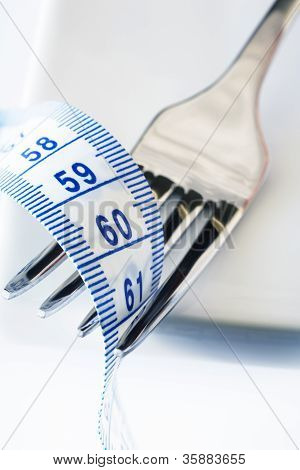 Haarukka ja metrinen mittanauha keskittyä 60 cm