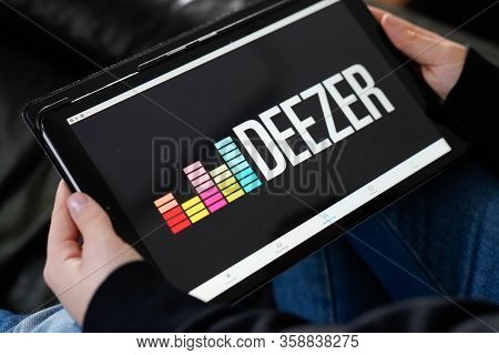 Bordeaux , Aquitaine / France - 11 25 2019 : Deezer Logo Sign Tablet Music Streaming App Streaming M