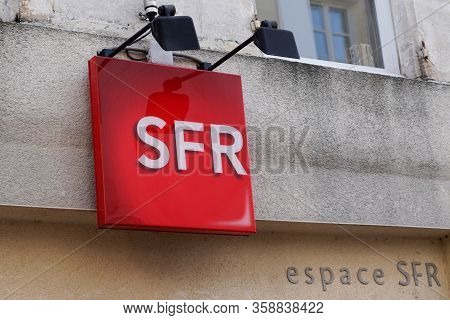 Bordeaux , Aquitaine / France - 12 04 2019 : Sfr Red Logo Shop French Phone Operator Sign Store
