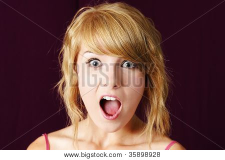 Nagyon meglepett vagy döbbenve, fiatal szőke