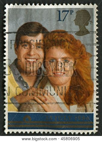 UK - cca 1986: Razítko v UK ukazuje obrázek Prince Andrewa a Miss Sarah Ferguson, cir