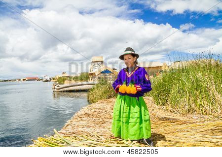Žena v tradičním oblečení domorodých, Peru