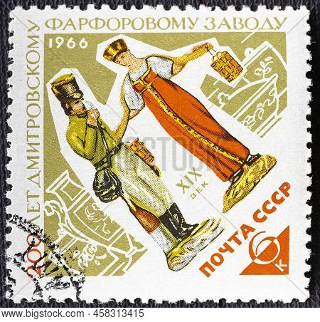 Russia - Circa 1966: Stamp Printed By Russia, Shows Porcelain Figures Mailman And Milkmaid, Bisenten