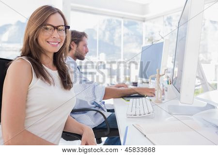 그녀의 뒤에 작품 꽤 디자이너 미소를 그녀의 동료로 카메라