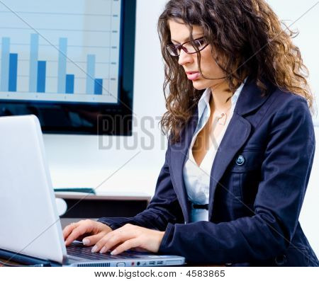 在计算机上工作的女商人