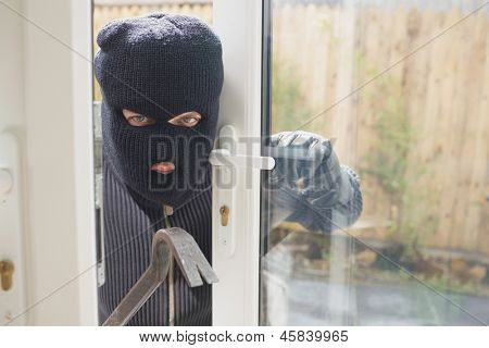 Assaltante procurando se alguém está no quarto