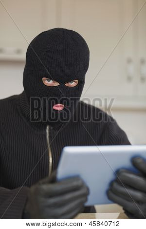 Gyanús burgler tablet pc tartja a konyhában