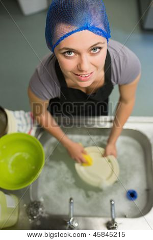 Frowning Woman looking up die Wäsche bis zu tun
