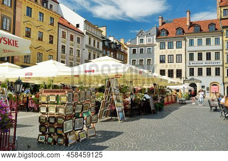 Warsaw, Poland - August 2021: Tourists Explore Beautiful Old Town Market Square, Which Was Completel