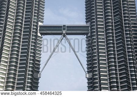 Kuala Lumpur, Malaysia- Apr 17, 2022: Vew Of Skybridge Of Petronas Twin Towers In Kuala Lumpur Malay