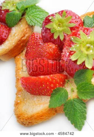สตรอเบอร์รี่อร่อยกับน้ำตาลในขนมปังอังกฤษ