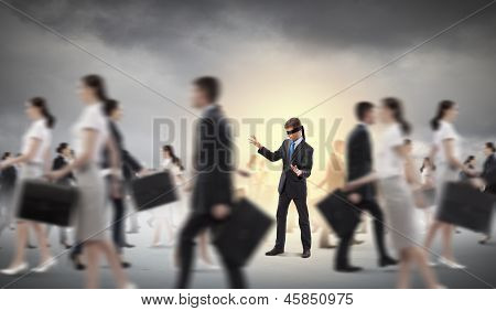 Podnikatel v pásku mezi skupinu lidí